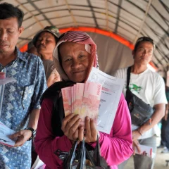 Indonesian Red Cross (Palang Merah) and IFRC provided cash assistance to people affected by the earthquake that hit West Java, Indonesia in the Cianjur province in 2022. © The Indonesian Red Cross Society. May 2023​

​

​